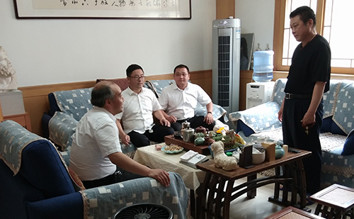 在党的生日看望慰问老党员，了解老党员的生活近况
