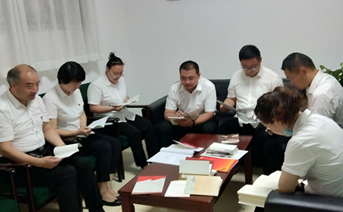 党员律师在学习日带领非党员律师学习党的光辉历程